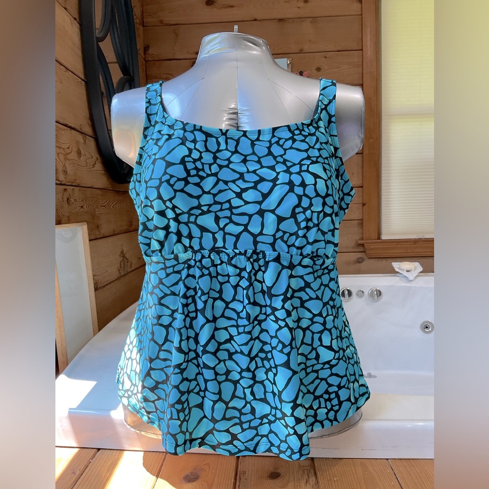 Beach Belle Woman’s Plus Size 24 Tankini Swimsuit Top (One Piece) NWOT in VGC